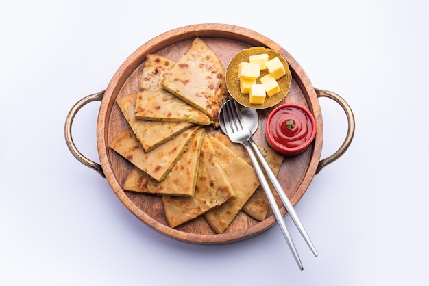 Aloo paratha ou gobi paratha, também conhecido como prato de pão achatado recheado de batata ou couve-flor originário do subcontinente indiano