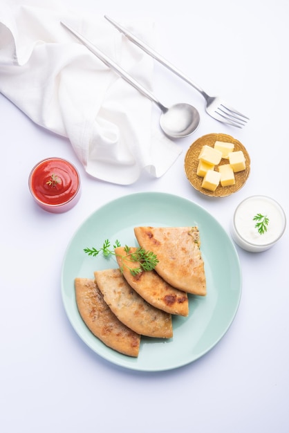 Aloo paratha ou gobi paratha, também conhecido como prato de pão achatado recheado de batata ou couve-flor originário do subcontinente indiano