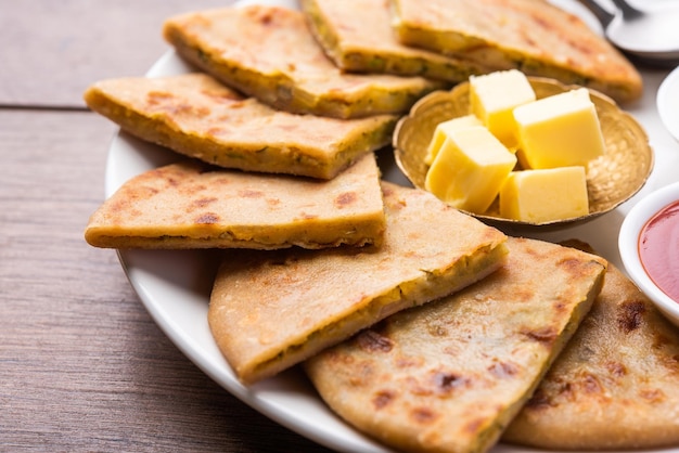 Aloo paratha ou gobi paratha, também conhecido como prato de pão achatado recheado de batata ou couve-flor originário do subcontinente indiano