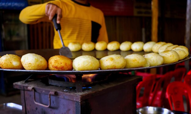 Foto aloo patata tikki es una comida callejera famosa en el norte de la india