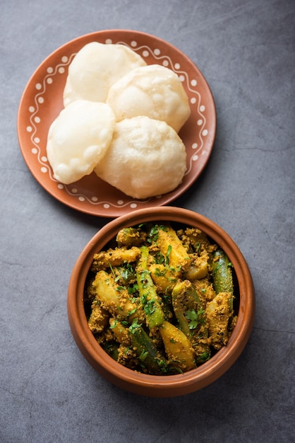 Aloo patol sabzi feito com cabaça pontiaguda e batata servido com luchi frito ou comida bengali poori