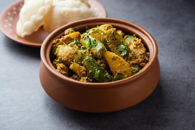 Aloo Patol sabzi feito com cabaça pontiaguda e batata servido com Luchi frito ou comida bengali poori