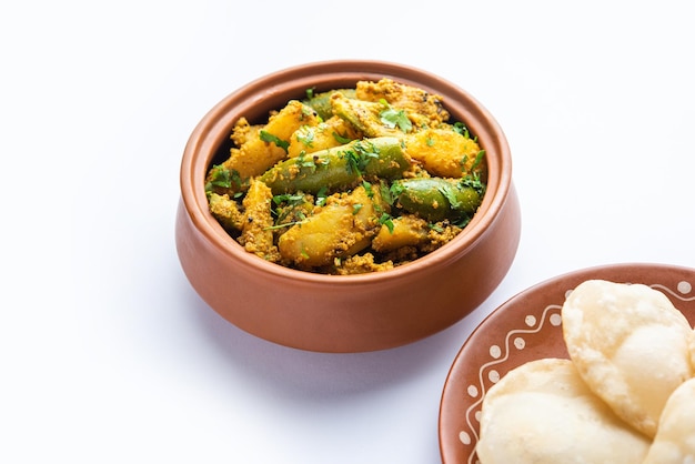 Aloo Patol sabzi feito com cabaça pontiaguda e batata servido com Luchi frito ou comida bengali poori