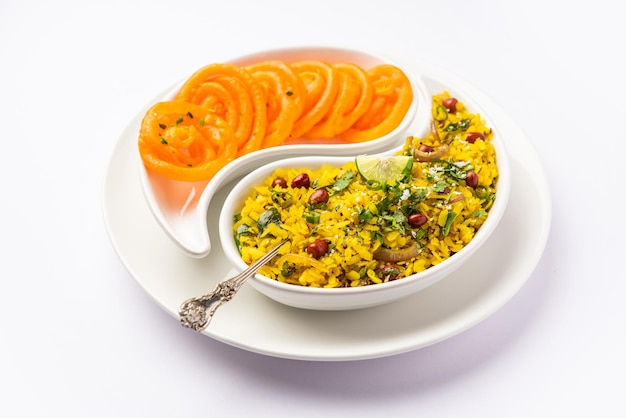 Aloo Poha com Jalebi combinação de lanche também chamado imarti e kande pohe