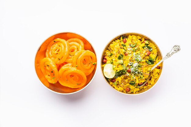 Aloo Poha con Jalebi combinación de bocadillos también llamada imarti y kande pohe