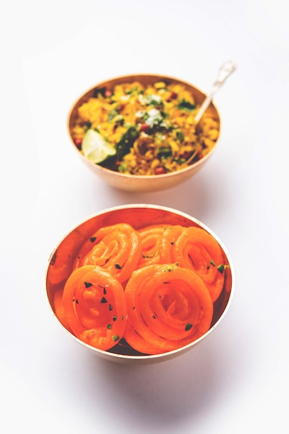 Aloo Poha mit Jalebi Snack-Kombination, auch Imarti und Kande Pohe genannt