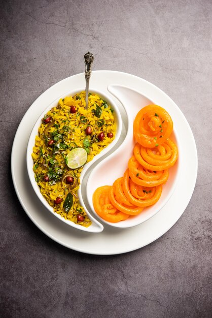 Aloo Poha mit Jalebi Snack-Kombination, auch Imarti und Kande Pohe genannt