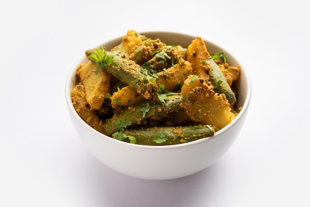 Aloo Potol oder Dalna Recipe ist ein traditionelles Sabzi aus Bengalen, das mit Spitzkartoffelkürbis hergestellt wird