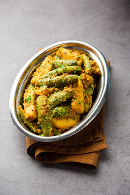 Aloo Potol oder Dalna Recipe ist ein traditionelles Sabzi aus Bengalen, das mit Spitzkartoffelkürbis hergestellt wird