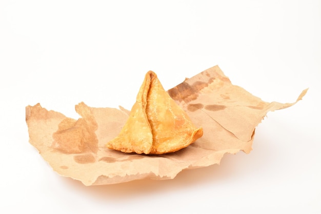 Aloo Samosa in Wrapper isoliert auf weißem Hintergrund