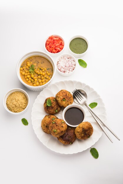 Aloo tikki o Potato Cutlet or Patties es una popular comida callejera india hecha con papas hervidas, especias y hierbas.