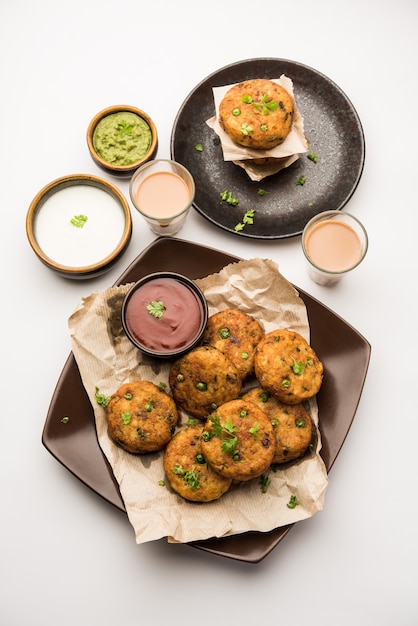 Foto aloo tikki oder potato cutlet oder patties ist ein beliebtes indisches streetfood mit salzkartoffeln, gewürzen und kräutern