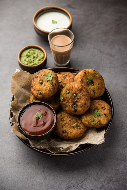 Aloo Tikki oder Potato Cutlet oder Patties ist ein beliebtes indisches Streetfood mit Salzkartoffeln, Gewürzen und Kräutern