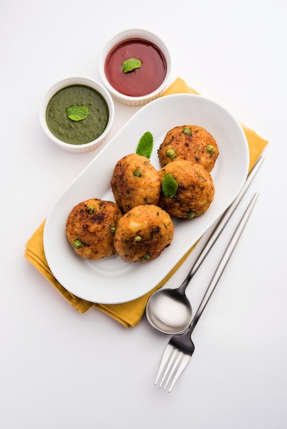 Aloo tikki ou Costeleta de Batata ou Rissóis é uma comida de rua indiana popular feita com batatas cozidas, especiarias e ervas