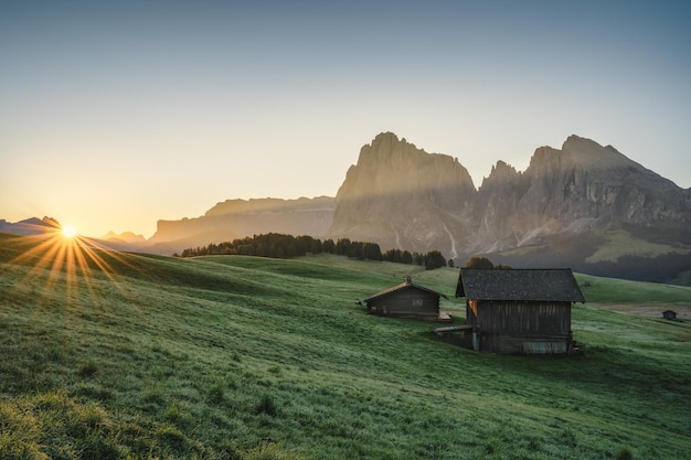 Alpe di Siusi no nascer do sol da manhã ensolarada Dolomites montanhas Itália