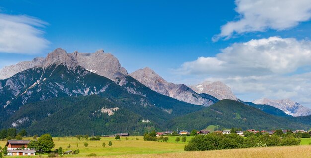 Alpen Bergland ruhiges Sommerpanorama Österreich Gosau Dorfrand