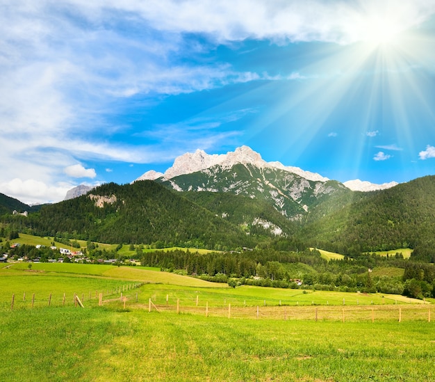 Alpen Bergwiese ruhige Sommeransicht und Sonnenschein im Himmel (Österreich, Gosau Dorfrand)