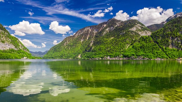 Alpen und grüner Bergsee im Sommer Österreich Europa