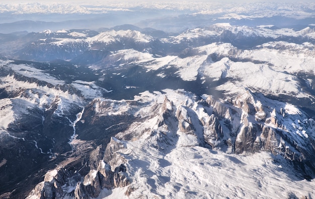 Alpen unter Schnee, Luftaufnahme