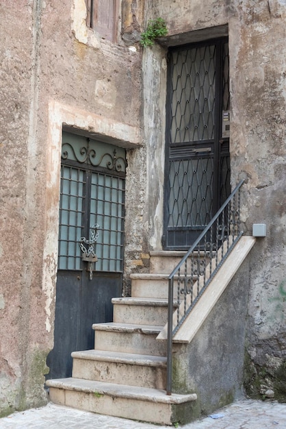 Alpendre em uma antiga casa italiana A arquitetura do edifício