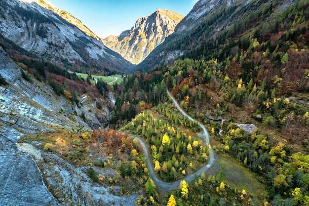 Alpengebirgslandschaften und Täler in der Schweiz.