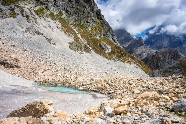 Alpengletscher und Berglandschaft in den französischen Alpen