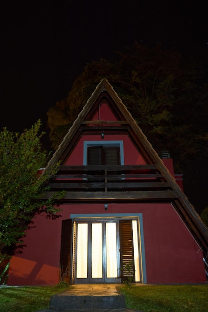 Alpenhaus in einer sternenklaren Nacht