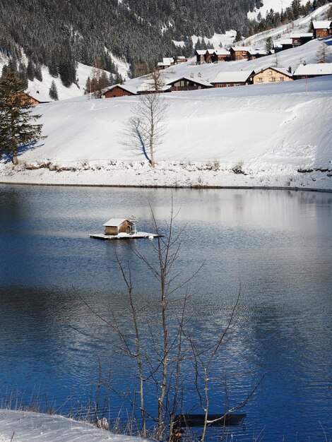 Foto alpenhütten an einem schönen see