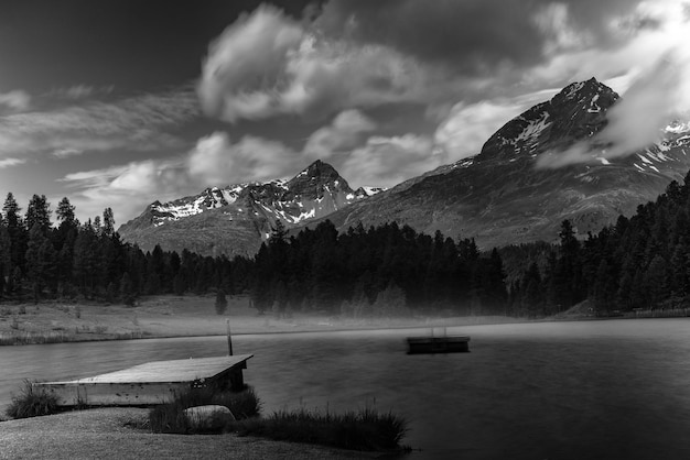 Alpenlandschaft mit Bergsee in schwarz-weißer Kunst