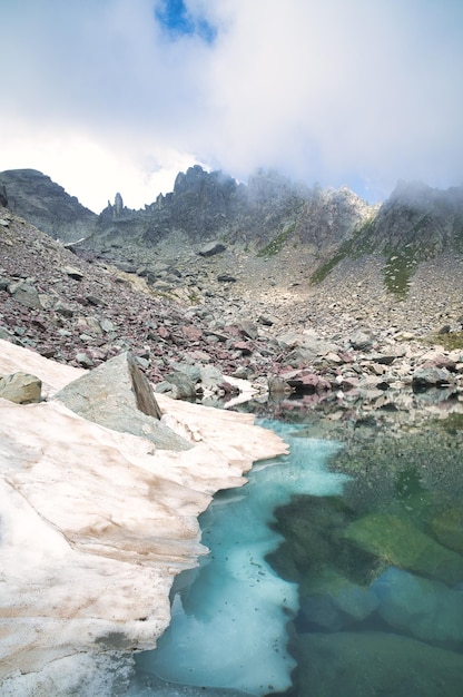 Alpensee mit letztem Spätfrühlingseis