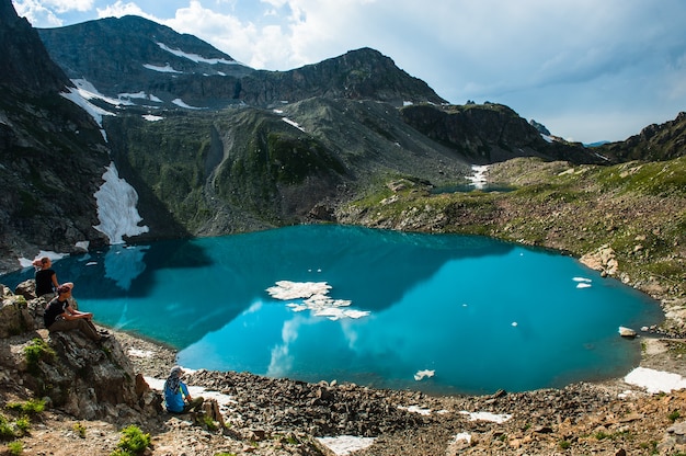 Alpensee zwischen den Felsen, Arhyz, Russische Föderation