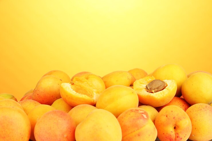 Foto alperce natural fresco em fundo laranja
