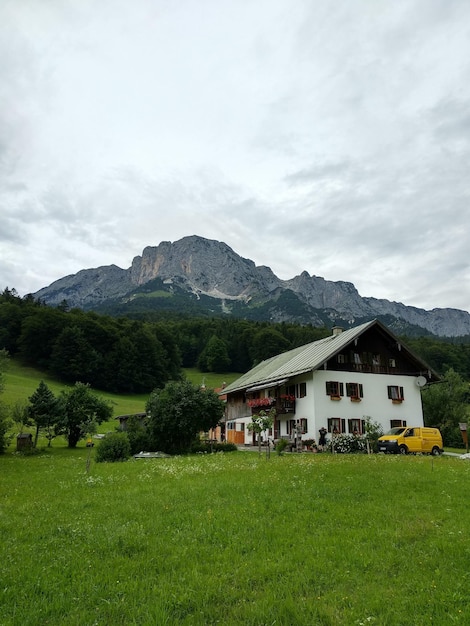 Foto alpes austriacas hermosa casa en el medio de la nada rodeada de montañas y naturaleza verde