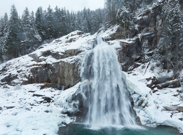 Alpes - bela cachoeira na montanha Krimml (Áustria, Tirol), vista de inverno