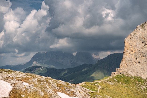 Alpes cênicos com montanha rochosa sob o céu nublado