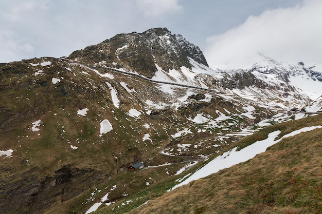 Alpes cobertos de neve na paisagem da Áustria