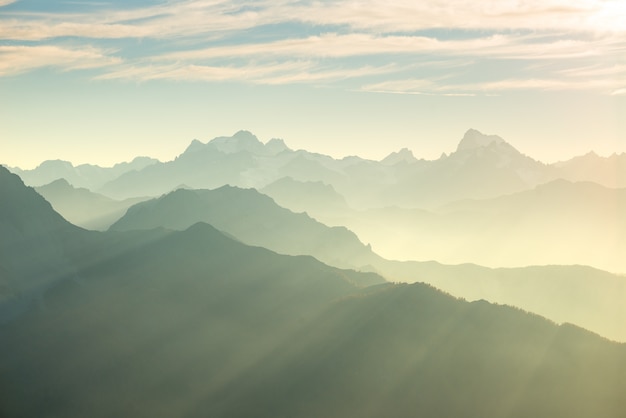 Los Alpes a contraluz suave. Cordillera de tonos del Parque Nacional Massif des Ecrins, Francia.