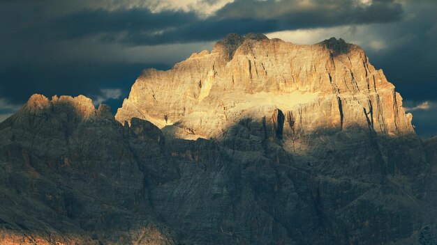 Alpes Dolomitas al atardecer en Italia