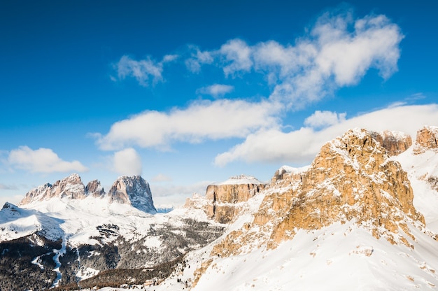 Alpes Dolomitas cobertos de neve em um dia ensolarado de inverno, estação de esqui Val di Fassa, Itália