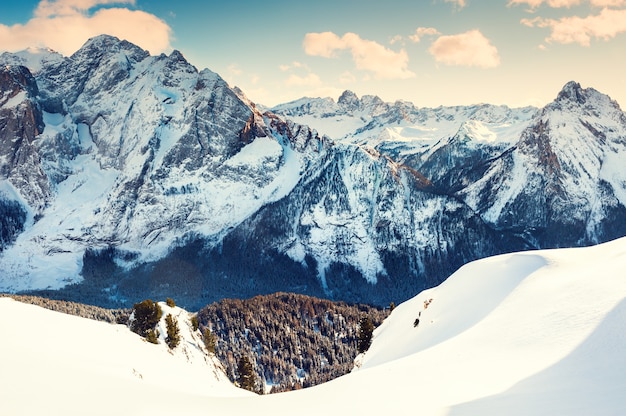 Alpes Dolomitas cobertos de neve em um dia ensolarado de inverno, estação de esqui Val di Fassa, Itália