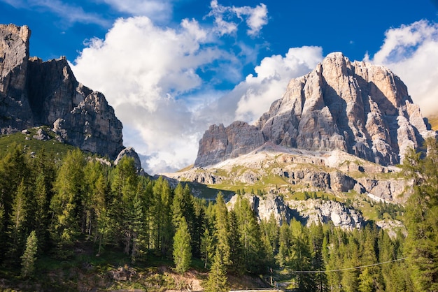 Foto alpes dolomitas en italia hermoso paisaje montañoso