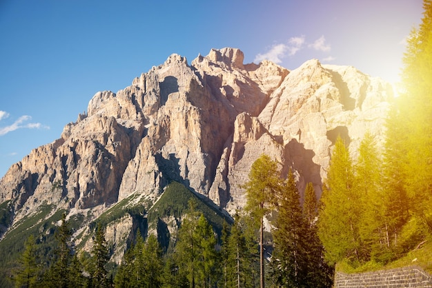 Foto alpes dolomitas en italia hermoso paisaje montañoso