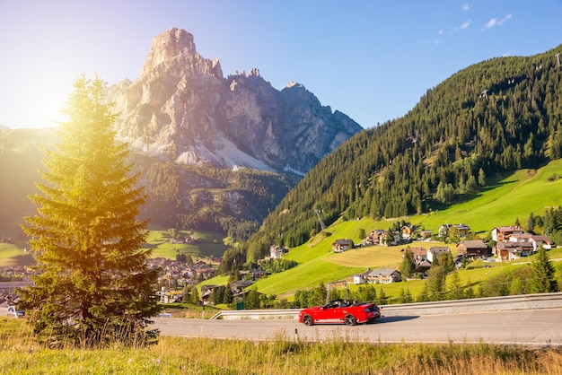 Alpes Dolomitas en Italia paseo panorámico en el paisaje de montaña