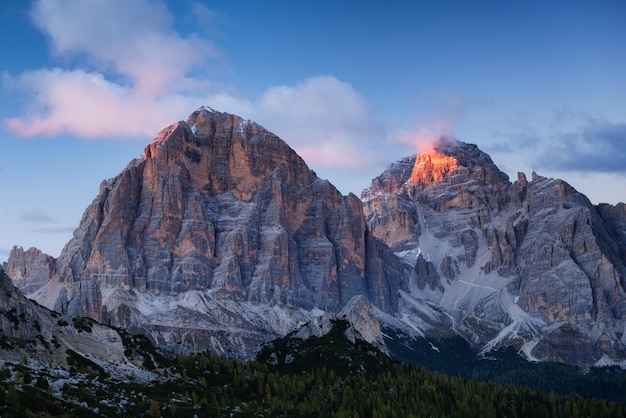 Alpes Dolomitas Italia Vista de las montañas y altos acantilados durante la puesta de sol Paisaje natural Foto en alta resolución