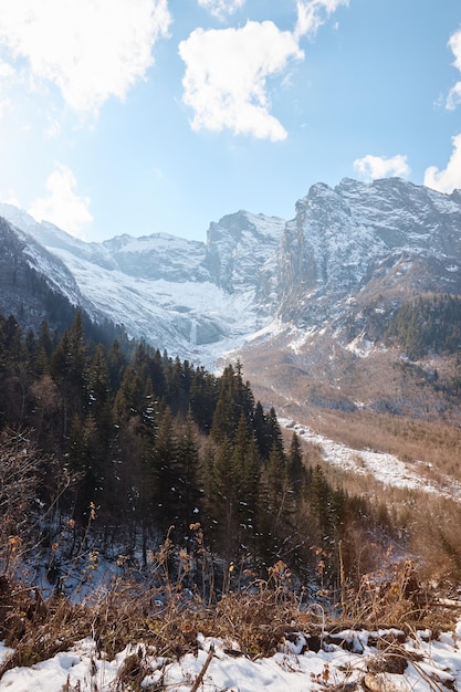 Alpes de Dombay laderas cubiertas de nieve la primera nieve en las montañas sol y buen tiempo temporada de esquí de invierno