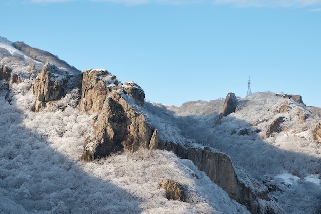 Alpes de Dombay laderas cubiertas de nieve la primera nieve en las montañas sol y buen tiempo temporada de esquí de invierno