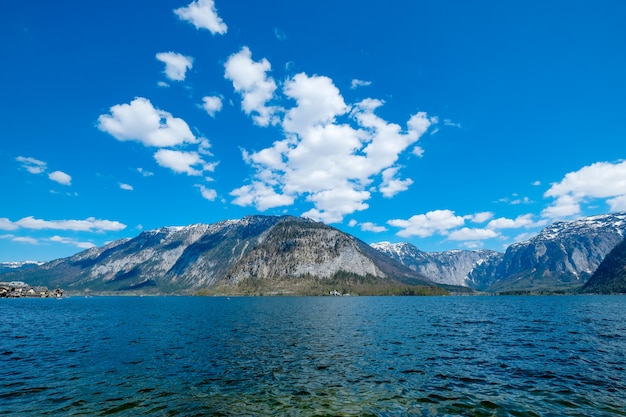 Alpes e alpsee com céu azul e nuvens bonitas