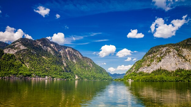 Alpes e lago de montanha no verão áustria europa