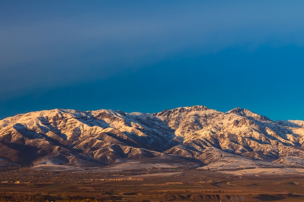 Alpes de montaña al atardecer