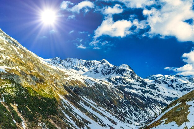 Alpes montanhas cobertas de neve e gelo Fluelapass Davos Gr